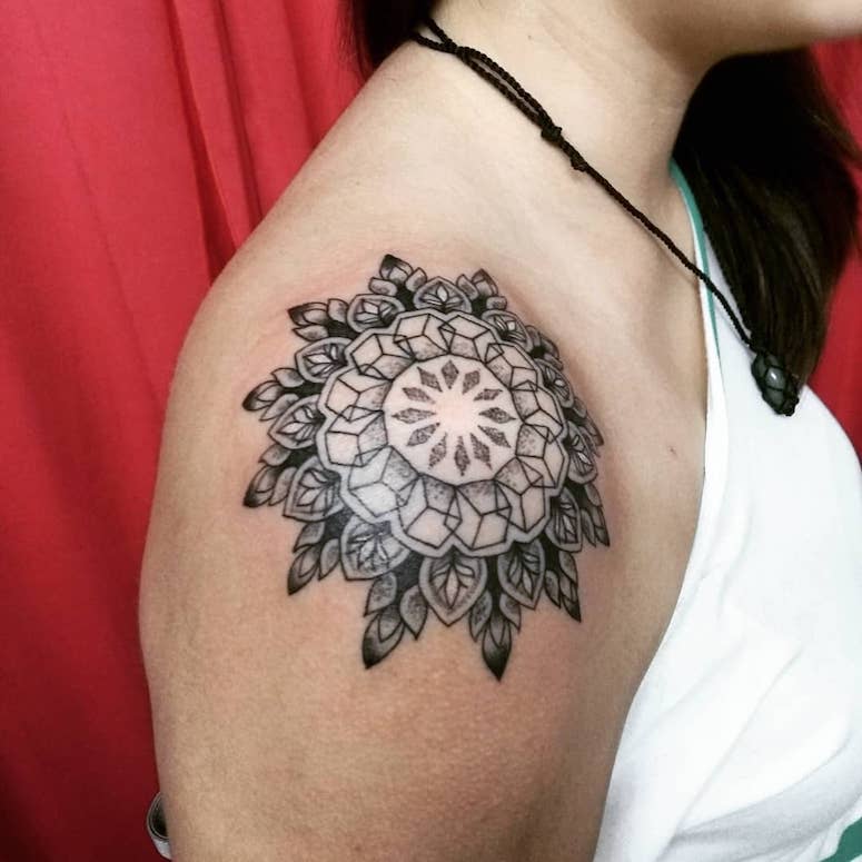 tatuagens no ombro femininas