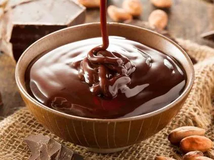 Aprenda a fazer calda de chocolate pra bolo com 3 receitas incríveis