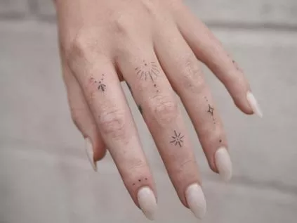 Confira algumas tatuagens no dedo discretas para te inspirar